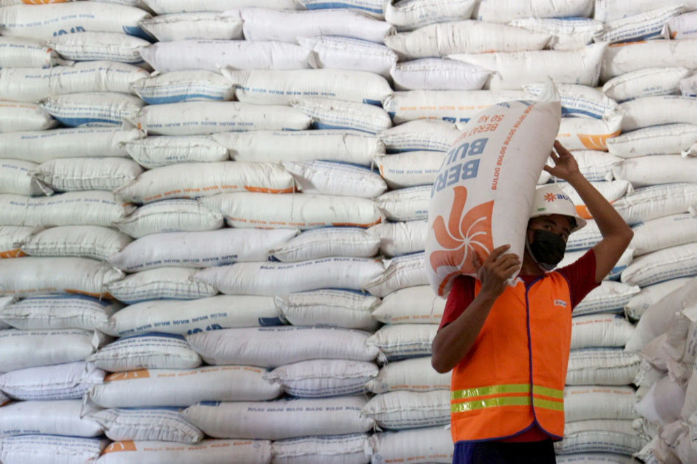 Pemerintah mengalokasikan dana Rp8 triliun untuk biaya penambahan bantuan sosial (bansos) beras periode Oktober-Desember 2023. Bansos tersebut ditujukan bagi 21,35 juta keluarga penerima manfaat (KPM).