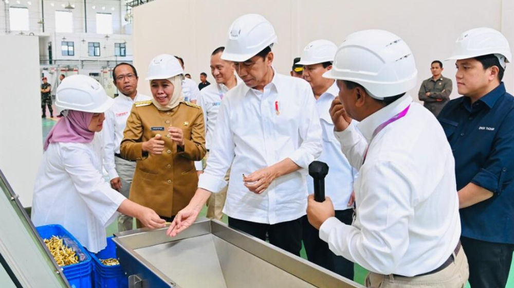 Presiden Joko Widodo didampingi oleh Eric Thohir dan Khofifah melakukan peninjauan di PT Pindad (Persero).png