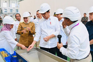 Presiden Joko Widodo didampingi oleh Eric Thohir dan Khofifah melakukan peninjauan di PT Pindad (Persero).png