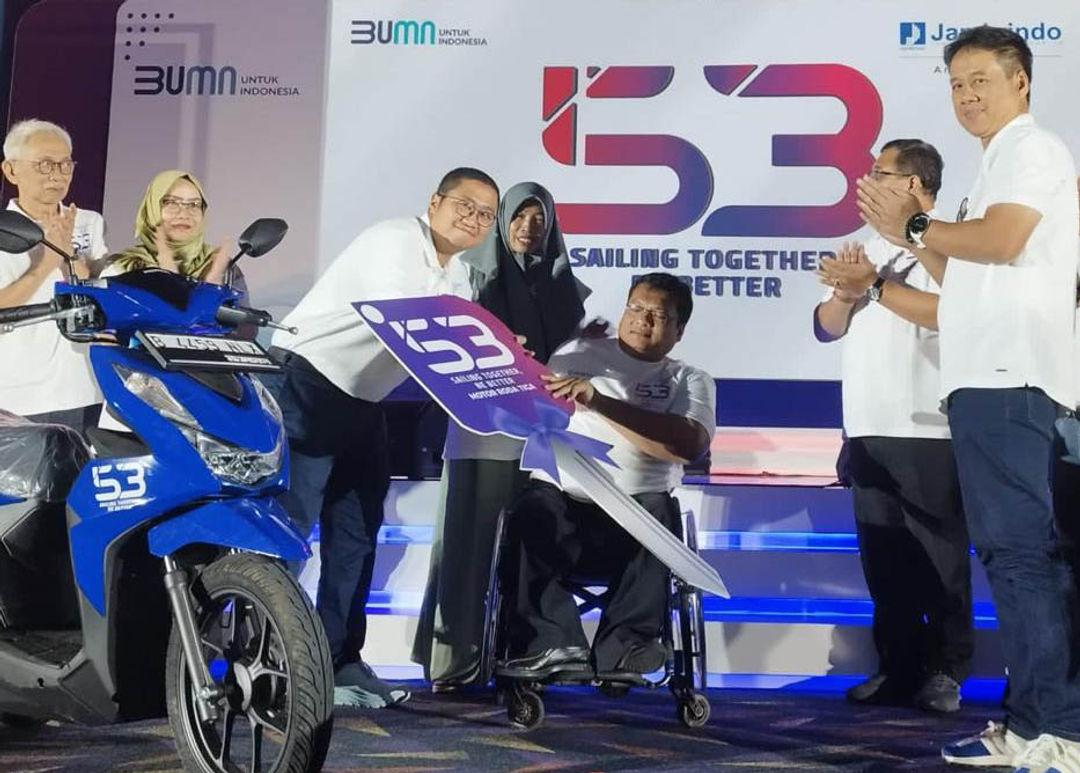 Asisten Deputi Bidang Jasa Asuransi dan Dana Pensiun Kementerian BUMN Anindita Eka Wibisono saat menyerahkan secara simbolis bantuan motor roda tiga kepada perwakilan disabilitas di Jakarta. Foto : Dok Jamkrindo