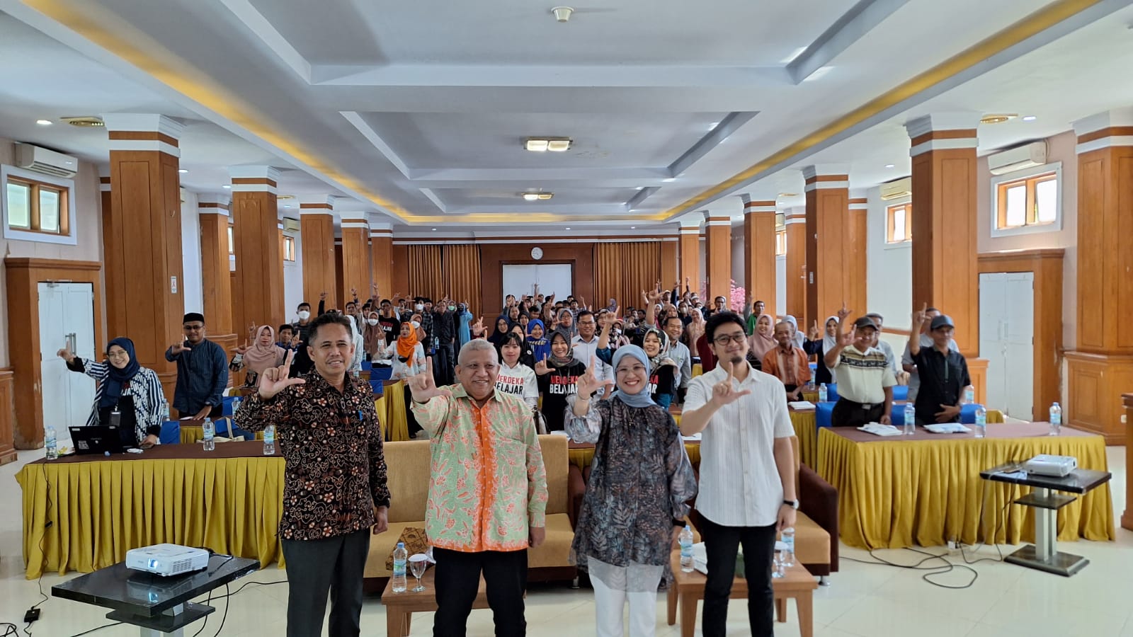 Foto bersama usai pembukaan SSTC Offline Training on Strategic Partnership Between Government and Muslim Religious Leaders (MRLs) in Reproductive Health, Family Planning, Prevention of Child Marriage and Reducing Stunting di Hotel Grand Dafam, Surabaya (24/7/2023).