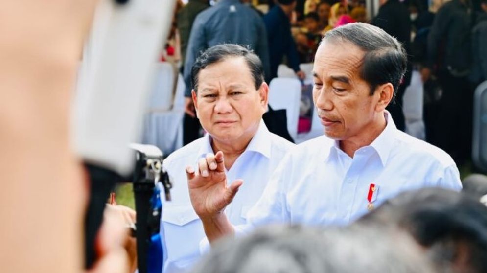 Presiden Joko Widodo menyampaikan keterangannya setelah meninjau Pasar Rakyat yang digelar di Lapangan Rampal, Kota Malang, Provinsi Jawa Timur pada Senin sore, 24 Juli 2023. 