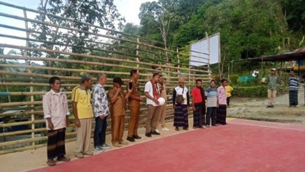 Senator AWK Bersama Para Tokoh Wewaria Resmikan Lapangan Bola Voli di Desa Fataatu Timur