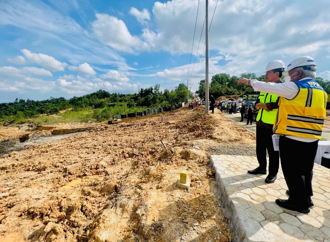 Presiden Jokowi dan Menteri PUPR Basuki Hadimuljono saat meninjau Jalan Tol Ibu Kota Nusantara (IKN), Segmen 3B, Ruas KKT Kariangau – Sp. Tempadung, Kota Balikpapan, Rabu, 22 Februari 2022.