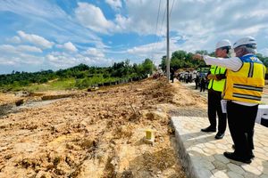 Presiden Jokowi dan Menteri PUPR Basuki Hadimuljono saat meninjau Jalan Tol Ibu Kota Nusantara (IKN), Segmen 3B, Ruas KKT Kariangau – Sp. Tempadung, Kota Balikpapan, Rabu, 22 Februari 2022.