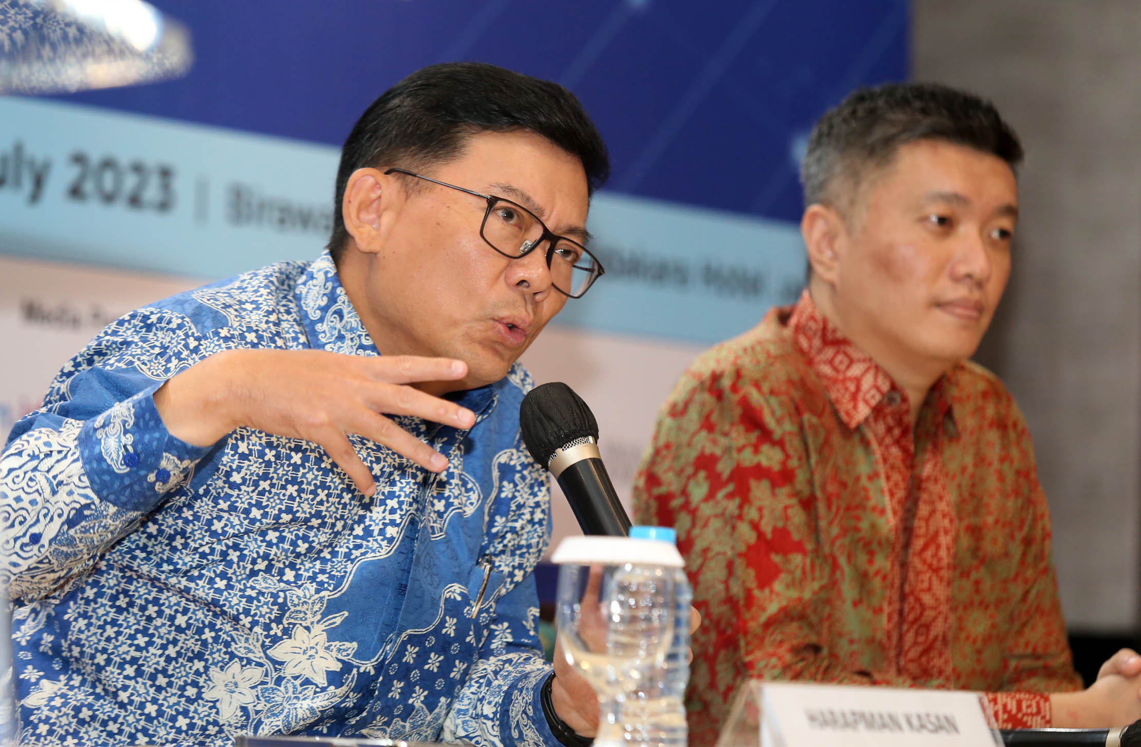 Direktur Wholesales Banking UOB Indonesia Harapman Kasan (kiri) didampingi oleh Executive Director, Wholesale Banking, UOB Indonesia Susanto Lukman berdiskusi dengan media pada acara Peluncuran U-Solar 2.0 UOB Indonesia di Birawa Assembly Hall, Hotel Bidakara, Jakarta. Selasa 25 Juli 2023. Foto : Panji Asmoro/TrenAsia