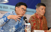 Direktur Wholesales Banking UOB Indonesia Harapman Kasan (kiri) didampingi oleh Executive Director, Wholesale Banking, UOB Indonesia Susanto Lukman berdiskusi dengan media pada acara Peluncuran U-Solar 2.0 UOB Indonesia di Birawa Assembly Hall, Hotel Bidakara, Jakarta. Selasa 25 Juli 2023. Foto : Panji Asmoro/TrenAsia