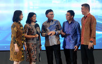 Head of Sustainability UOB Indonesia Jenny Hadikusuma - Head of Strategic Communications and Brand UOB Indonesia Maya Rizano - Direktur Wholesales Banking UOB Indonesia Harapman Kasan -  Head of Corporate Banking UOB Indonesia Edwin Kadir -  Executive Director, Wholesale Banking, UOB Indonesia Susanto Lukman berfoto bersama pada peluncuran U-Solar 2.0 UOB Indonesia pada acara Peluncuran U-Solar 2.0 UOB Indonesia di Birawa Assembly Hall, Hotel Bidakara, Jakarta. Selasa 25 Juli 2023. Foto : Panji Asmoro/TrenAsia