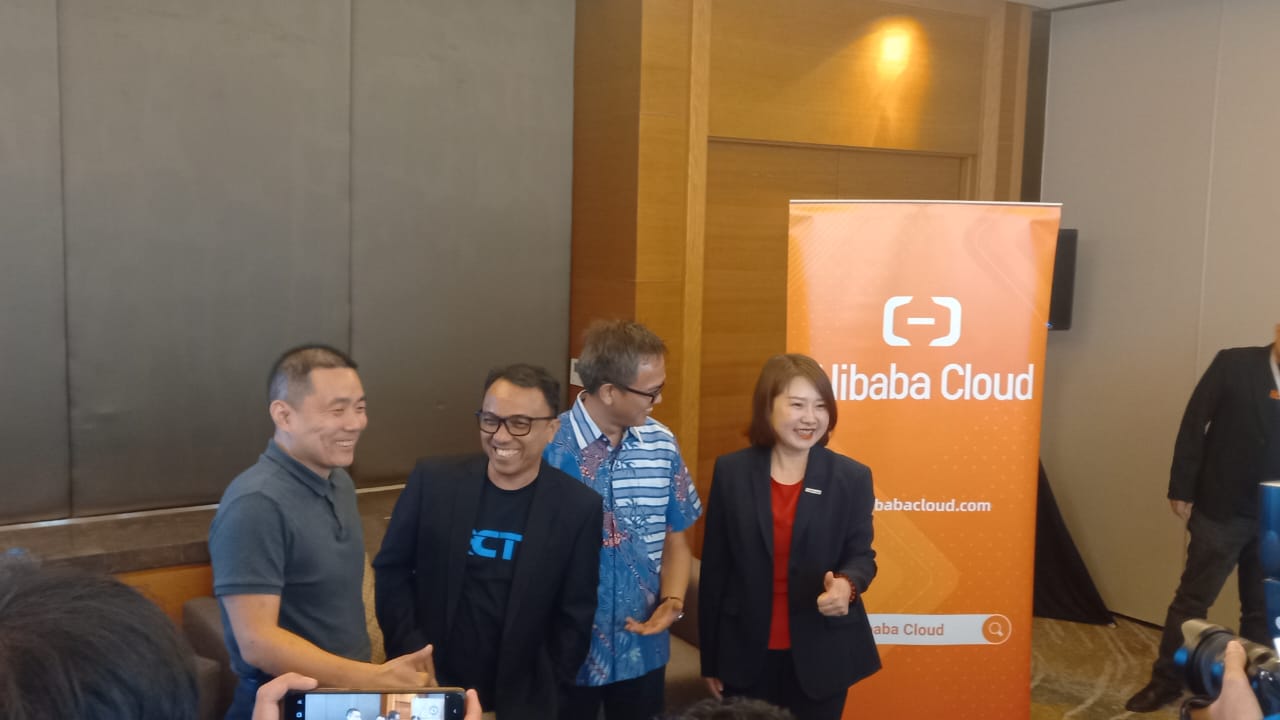 Perusahaan penyedia layanana komputasi awan, Alibaba Cloud, telah memperbarui mesin vektor AnalyticDB dan menyatakan kesiapan membantu perusahaan mitra untuk membangun dan meluncurkan kecerdasan buatan (artificial intelligence/AI) generatif dalam waktu 30 menit.