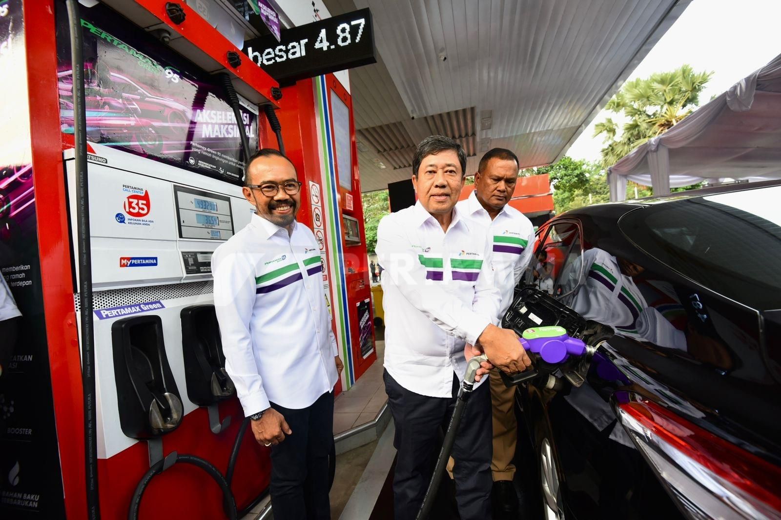 Direktur Logistik & Infrastruktur Pertamina Alfian Nasution melakukan pengisian Bahan Bakar Pertamax Green 95 saat acara pengenalan bahan bakar Pertamax Green 95 di SPBU Pertamina 31.128.02, MT Haryono, Tebet, Jakarta Selatan.