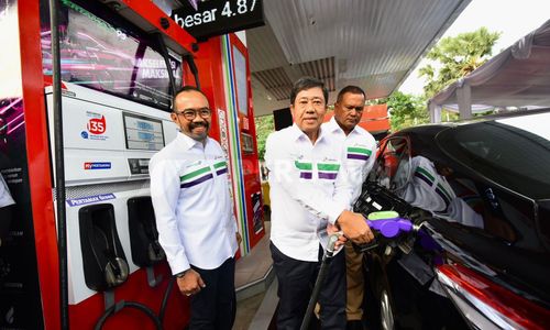 Direktur Logistik & Infrastruktur Pertamina Alfian Nasution melakukan pengisian Bahan Bakar Pertamax Green 95 saat acara pengenalan bahan bakar Pertamax Green 95 di SPBU Pertamina 31.128.02, MT Haryono, Tebet, Jakarta Selatan.