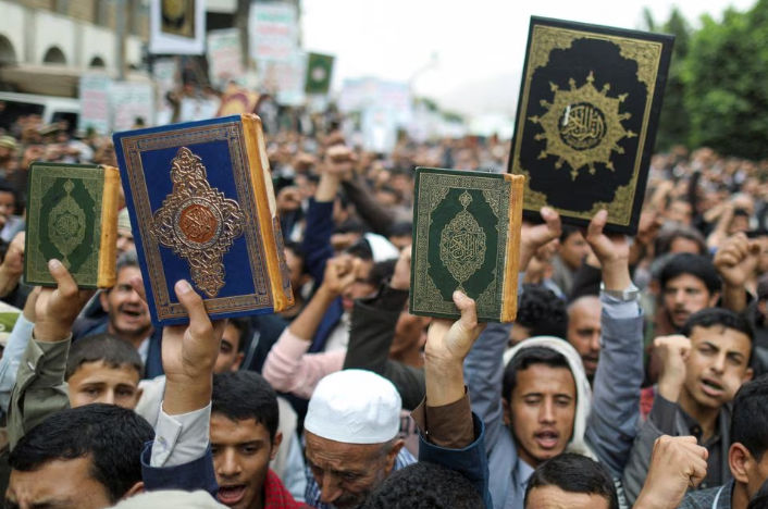 Orang-orang Berdemonstrasi Menentang Penodaan Al-Qur'an di Denmark
