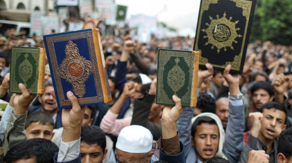 Orang-orang Berdemonstrasi Menentang Penodaan Al-Qur'an di Denmark