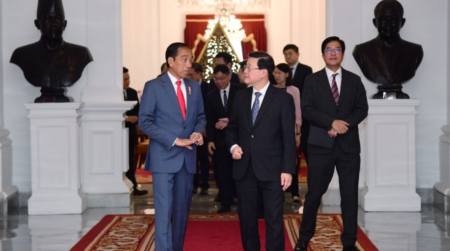 Presiden Joko Widodo menerima kunjungan kehormatan Chief Executive Hong Kong, John Lee, beserta delegasi di Istana Merdeka, Jakarta, pada Selasa, 25 Juli 2023. 