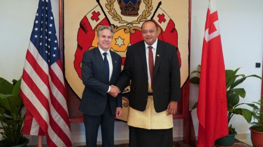 Sekretaris Negara AS Antony Blinken berjabat tangan dengan Perdana Menteri Tonga Hu'akavameiliku Siaosi di Nuku'alofa