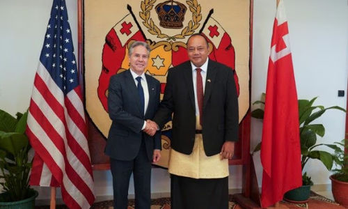 Sekretaris Negara AS Antony Blinken berjabat tangan dengan Perdana Menteri Tonga Hu'akavameiliku Siaosi di Nuku'alofa