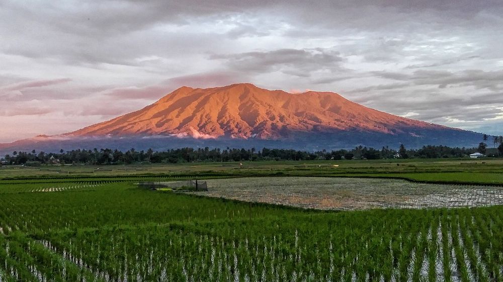 Gunung_Marapi_dalam_sensasi_Dua_Warna_(cropped).jpg