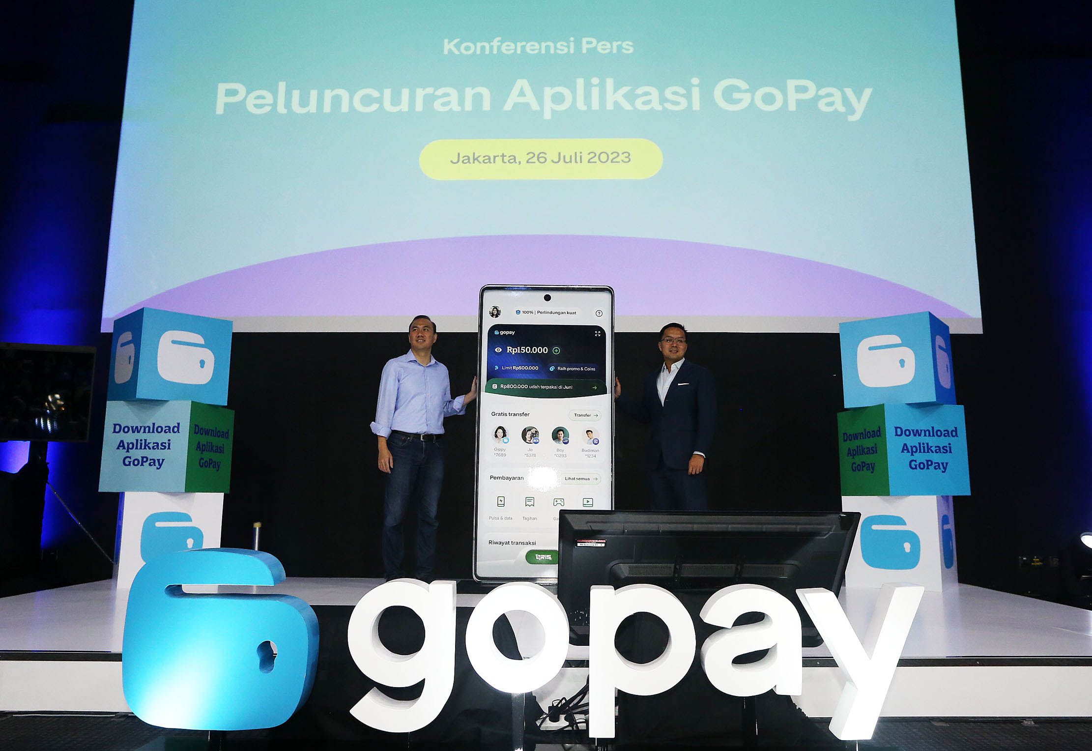 Presiden Unit Bisnis Financial Technology GoTo Hans Patuwo (kiri) dan CEO Grup GoTo Patrick Walujo (kanan) secara resmi melakukan peluncuran Aplikasi GoPay saat Jumpa Pers di Jakarta, Rabu 26 Juli 2023. Foto : Panji Asmoro/TrenAsia