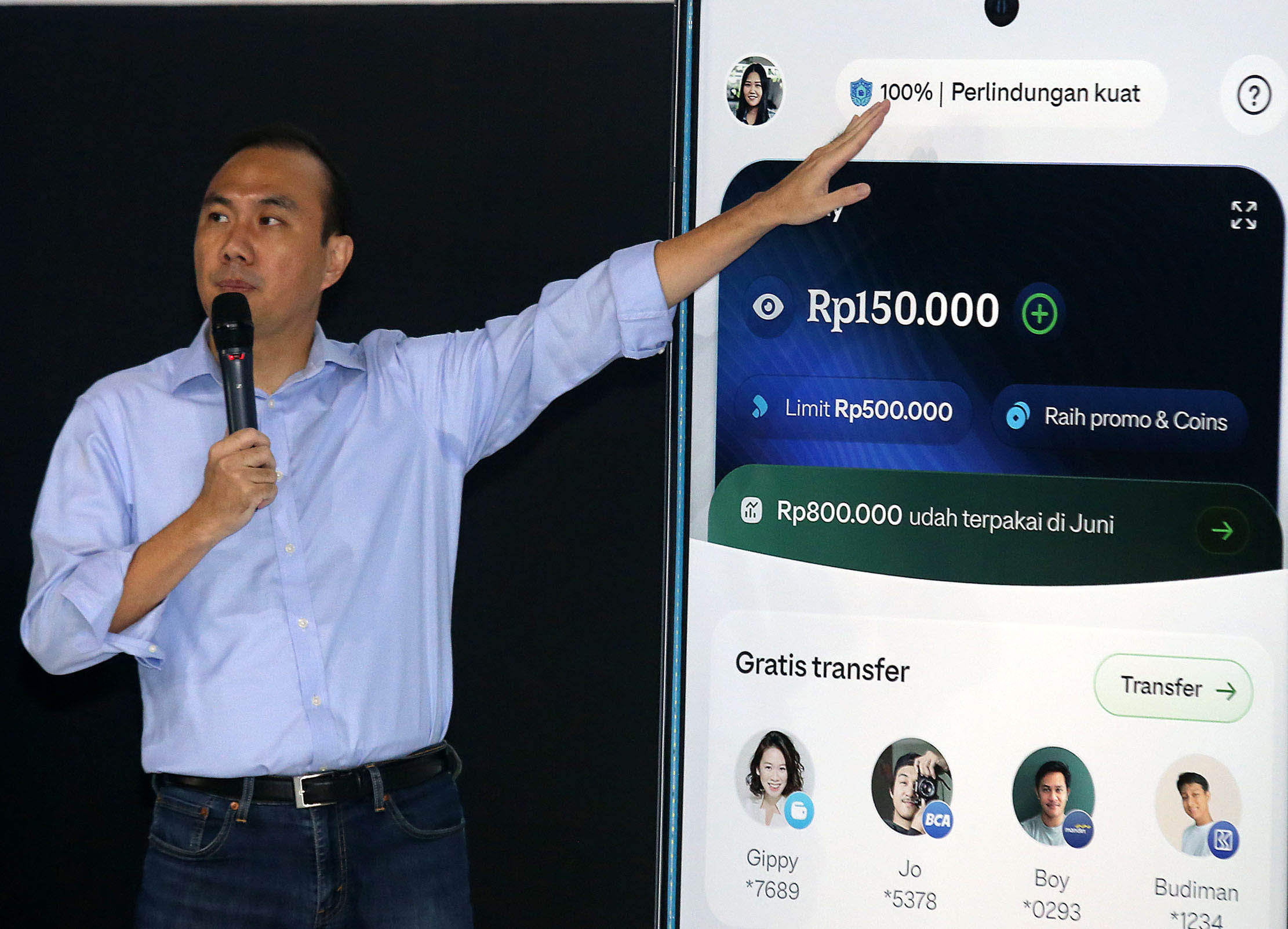Presiden Unit Bisnis Financial Technology GoTo Hans Patuwo memberikan penjelasan mengenai aplikasi GoPay yang baru saja diluncurkan saat Jumpa Pers di Jakarta, Rabu 26 Juli 2023. Foto : Panji Asmoro/TrenAsia