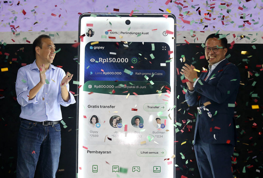 Presiden Unit Bisnis Financial Technology GoTo Hans Patuwo (kiri) dan CEO Grup GoTo Patrick Walujo (kanan) secara resmi melakukan peluncuran Aplikasi GoPay saat Jumpa Pers di Jakarta, Rabu 26 Juli 2023. Foto : Panji Asmoro/TrenAsia