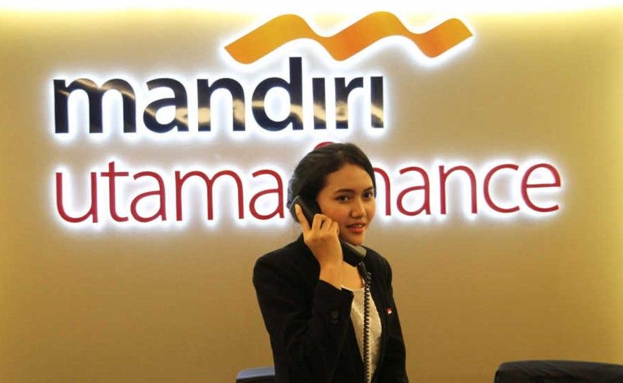 Karyawan Mandiri Utama Finance sedang melayani nasabah. 