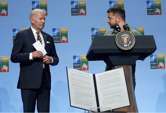 Presiden Ukraina Volodymyr Zelenskiy  dan Presiden AS Joe Biden