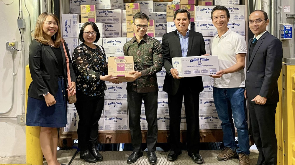 Kepala ITPC Vancouver, Andri Satria Permana bersama Wakil Kepala ITPC Vancouver, Yuni Fatria Putrie mendampingi Konsul Jenderal RI Vancouver, Hendra Halim menyaksikan proses bongkar muat kontainer produk mamin