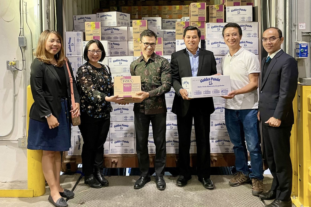 Kepala ITPC Vancouver, Andri Satria Permana bersama Wakil Kepala ITPC Vancouver, Yuni Fatria Putrie mendampingi Konsul Jenderal RI Vancouver, Hendra Halim menyaksikan proses bongkar muat kontainer produk mamin di Vancouver, Kanada