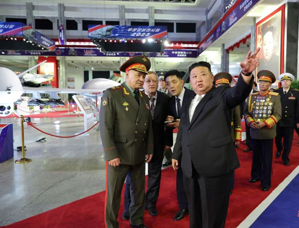 Pemimpin Korea Utara Kim Jong Un dan Menteri Pertahanan Rusia Sergei Shoigu mengunjungi pameran peralatan bersenjata pada peringatan 70 tahun gencatan senjata Perang Korea 