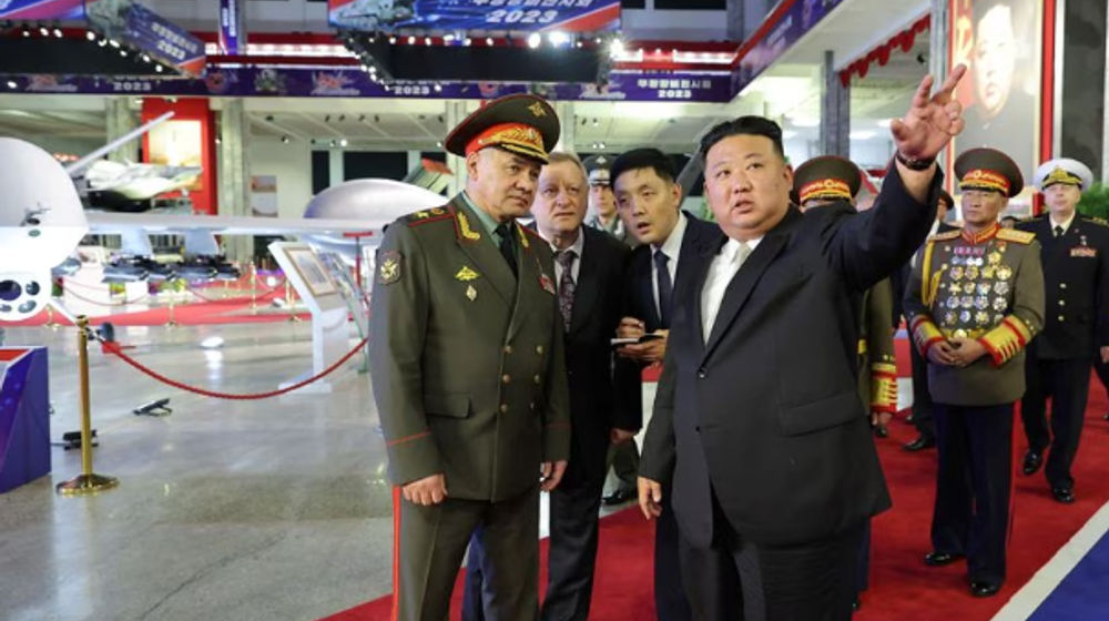 Pemimpin Korea Utara Kim Jong Un dan Menteri Pertahanan Rusia Sergei Shoigu mengunjungi pameran peralatan bersenjata pada peringatan 70 tahun gencatan senjata Perang Korea