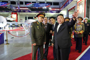 Pemimpin Korea Utara Kim Jong Un dan Menteri Pertahanan Rusia Sergei Shoigu mengunjungi pameran peralatan bersenjata pada peringatan 70 tahun gencatan senjata Perang Korea 