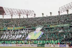 Suporter Persebaya saat menyaksikan pertadindingan Persebaya di Gelora Bung Tomo Surabaya
