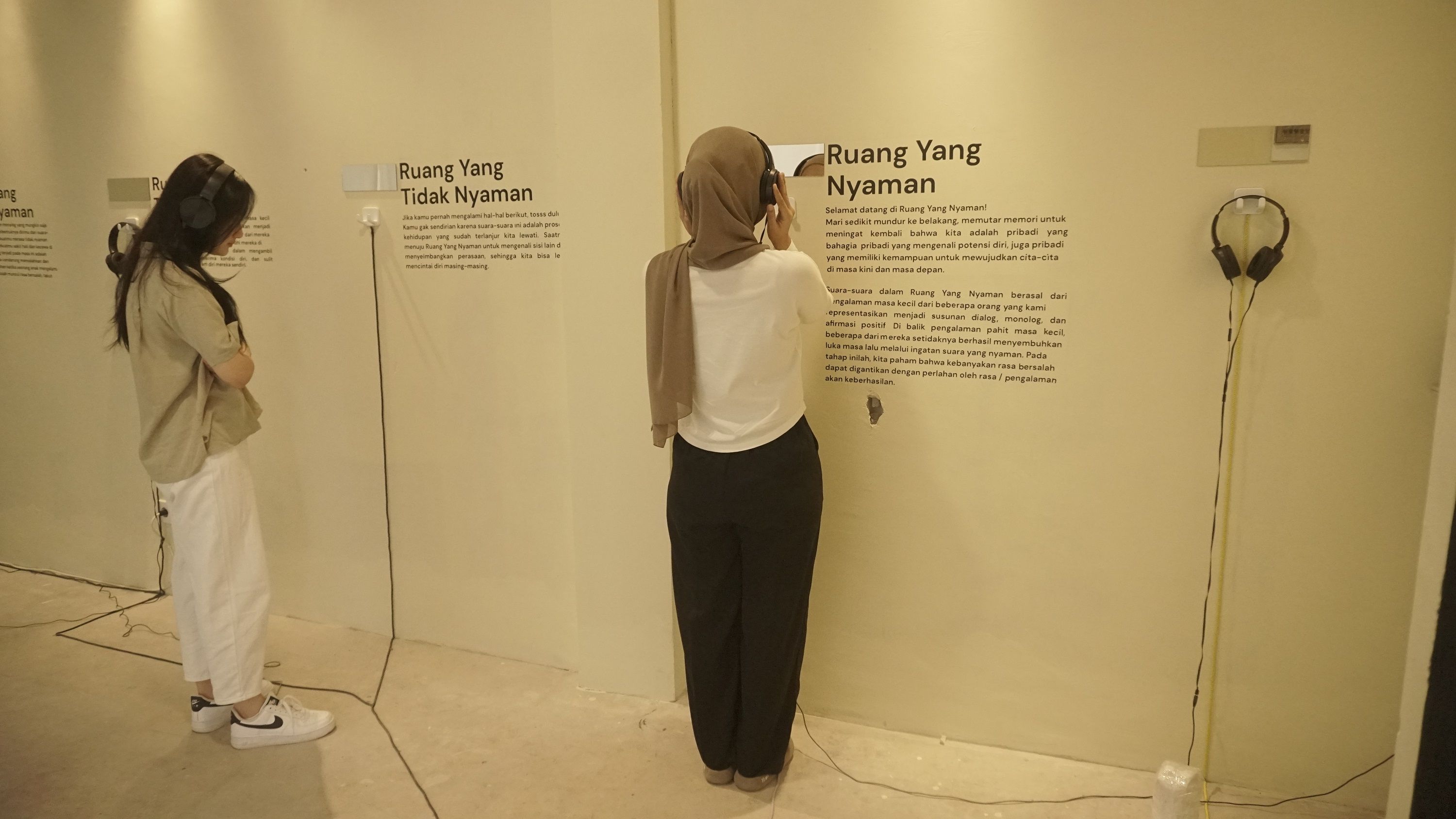 Sejumlah pengunjung menyimak Pameran Seni: Tak Kenal Maka Tak Sayang (TKMTS) di Lokananta, Solo, belum lama ini.