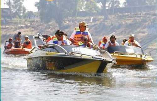 Wali Kota Madiun Maidi melakukan susur sungai dan bersih-bersih sampah di Sungai Bengawan Solo.