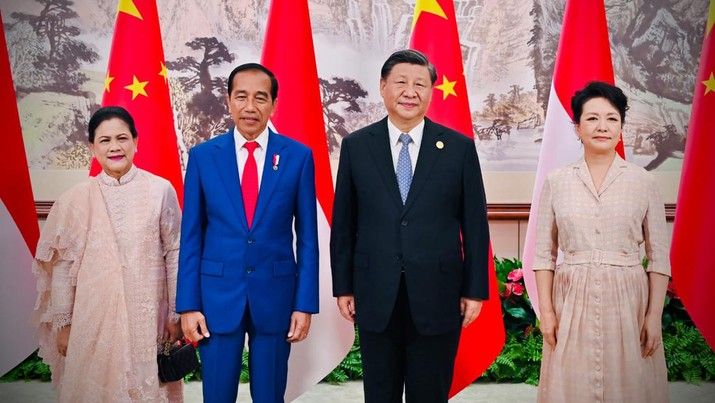 Presiden Joko Widodo didampingi Ibu Iriana Joko Widodo melakukan pertemuan bilateral bersama Presiden Republik Rakyat Tiongkok (RRT) Xi Jinping di Hotel Jinniu, Chengdu, pada Kamis, 27 Juli 2023.