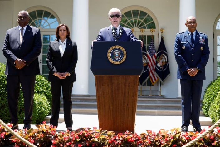 Presiden AS Joe Biden diapit oleh Menteri Pertahanan AS Lloyd Austin, Wakil Presiden Kamala Harris dan Jenderal Angkatan Udara Charles Brown