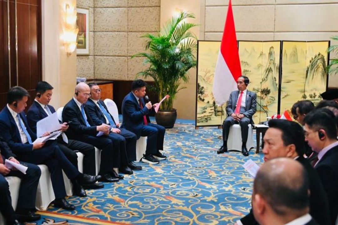 Presiden Joko Widodo menggelar pertemuan bisnis bersama Kamar Dagang Indonesia di China (INACHAM) dan sejumlah pengusaha China di Shangri-La Hotel, Chengdu, Republik Rakyat Tiongkok (RRT), pada Jumat, 28 Juli 2023. 