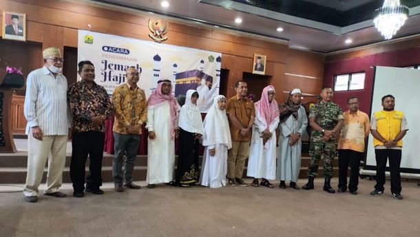  Bupati Manggari Hery Nabit Minta Jemaah Haji Selalu Bawa Pesan Damai di Tengah Masyarakat