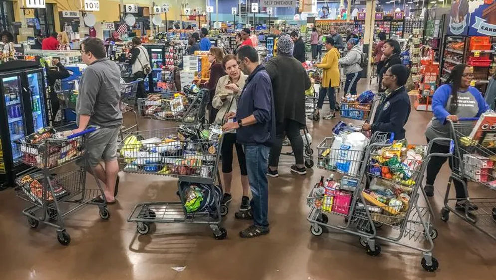 Warga Amerika Serikat (AS) mengalami panic buying. terlihat sejumlah warga mengantri di sejumlah toko bahan makanan, setelah India menghentikan ekspor beras