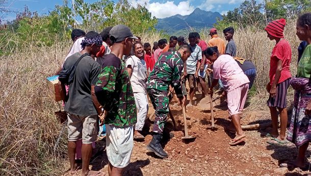 Babinsa Bersama Masyarakat Bergotong Royong Bersihkan Jalan Raya di  Dusun Kepiketik