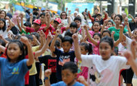 Nampak sejumlah anak-anak mengikuti kegiatan senam zumba for kids di lingkungan Apartemen Kalibata City, Jakarta. Sabtu 29 Juli 2023. Foto : Panji Asmoro/TrenAsia