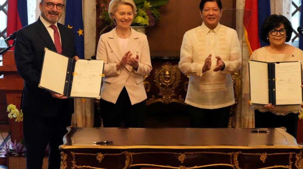 Presiden Filipina Ferdinand Marcos Jr., bertepuk tangan di samping Presiden Komisi Eropa Ursula von der Leyen