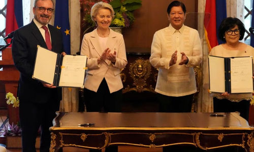 Presiden Filipina Ferdinand Marcos Jr., bertepuk tangan di samping Presiden Komisi Eropa Ursula von der Leyen