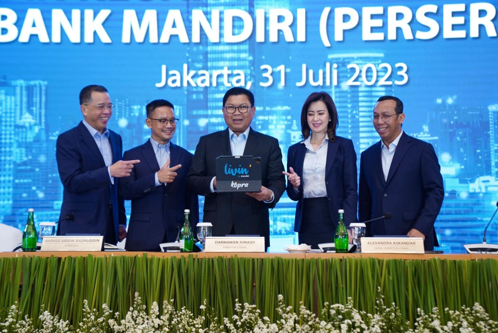 Direktur Keuangan dan Strategi Bank Mandiri Sigit Prastowo, Direktur Manajemen Risiko Bank Mandiri Ahmad Siddik Badruddin, Direktur Utama Bank Mandiri Darmawan Junaidi, Wakil Direktur Utama Bank Mandiri Alexandra Askandar, Direktur Information Technology Bank Mandiri Timothy Utama pada saat Paparan Publik Laporan Keuangan Triwulan II 2023 Bank Mandiri di Jakarta pada Senin, 31 Juli 2023.