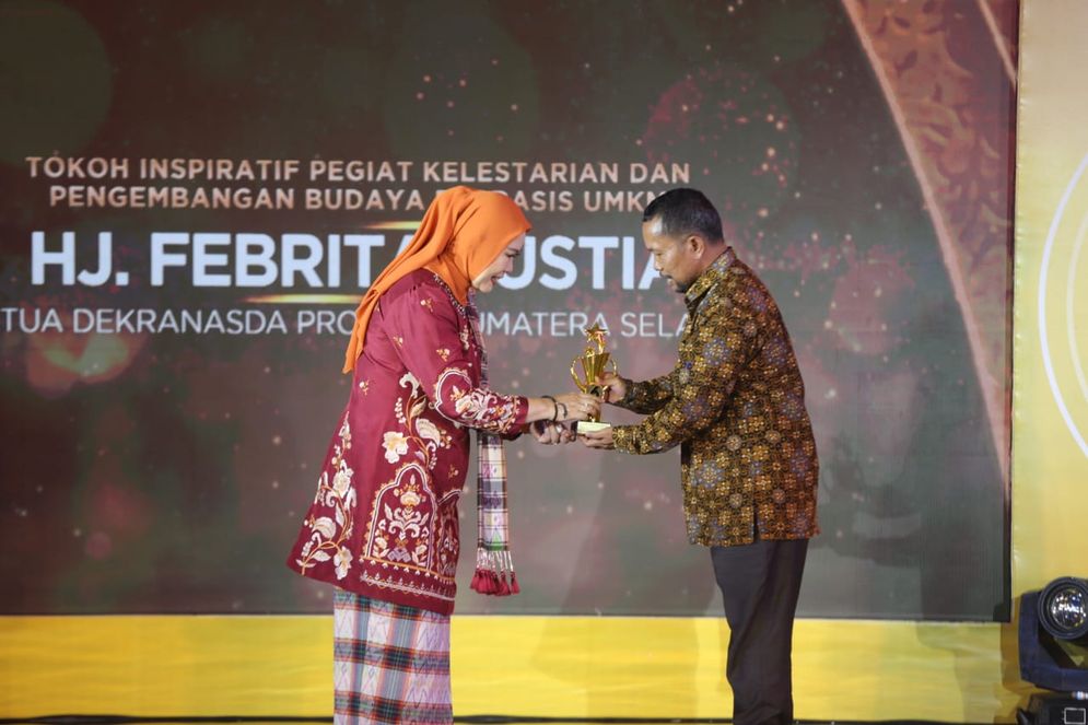 Feby Herman Deru Harumkan Nama Sumsel di Kancah Nasional, Raih Penghargaan Kategori Tokoh Inspiratif