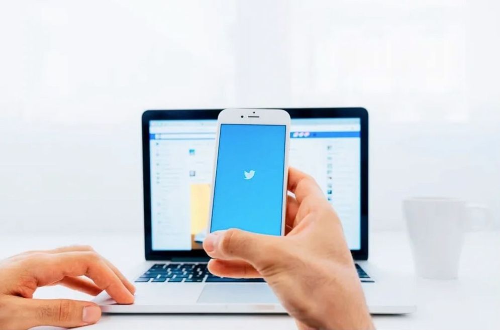 Twitter adalah salah satu platform microblogging yang disukai oleh para pengguna