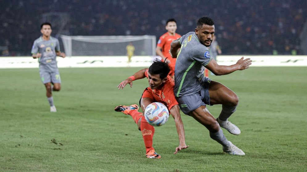 A- BAYA Paulo_Vitor_-_Persija_vs_Persebaya_Cropped.JPG