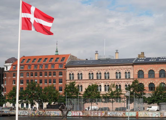 Bendera Denmark Berkibar di Luar Kementerian Luar Negeri di Kopenhagen
