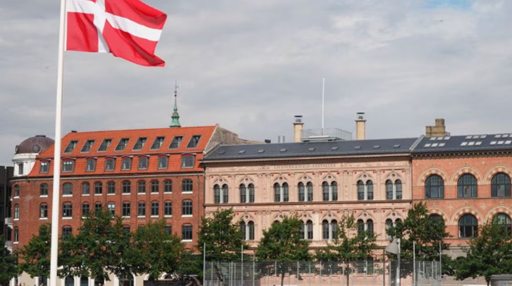 Bendera Denmark Berkibar di Luar Kementerian Luar Negeri di Kopenhagen