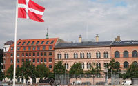 Bendera Denmark Berkibar di Luar Kementerian Luar Negeri di Kopenhagen